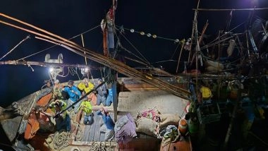 India News | Indian Coast Guard Intercepts Pakistani Fishing Boat Inside Indian Waters, Nine Detained