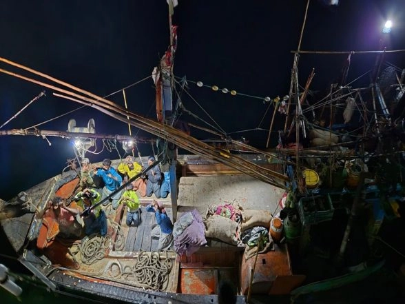 India News | Indian Coast Guard Intercepts Pakistani Fishing Boat Inside Indian Waters, Nine Detained