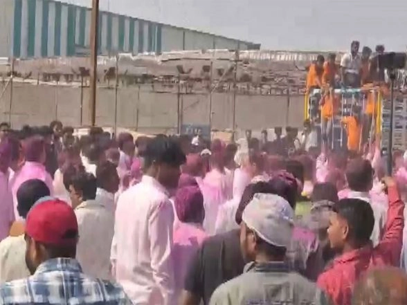 India News | Maharashtra Civic Polls: Supporters Celebrate as Early Leads Emerge in BMC Elections