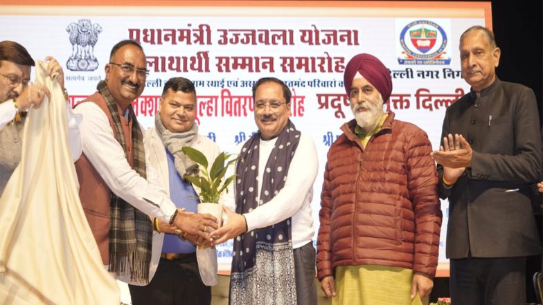India News | MCD Organises Ujjwala Yojana Distribution Programme in Delhi