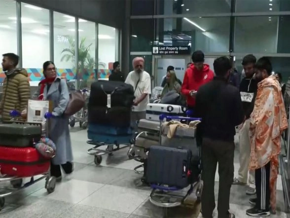 India News | Flights Delayed in Delhi Amid Dense Fog, AQI in 'very Poor' Category