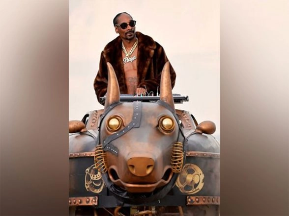 Entertainment News | Snoop Dogg to Star in Eli Roth's Upcoming Horror Film 'Don't Go In That House, B****!'