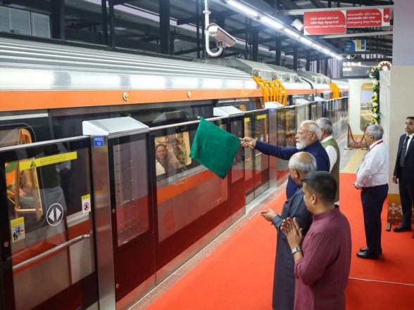 India News | Daily Metro Ridership in Gujarat Surges Fourfold over 3 Years; Ahmedabad-Gandhinagar Metro Sees 1.5 Lakh Passengers Daily
