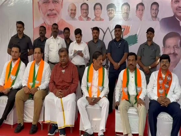 India News | BJP State President Ravindra Chavan Meets Newly Elected Corporators of Navi Mumbai Municipal Corporation