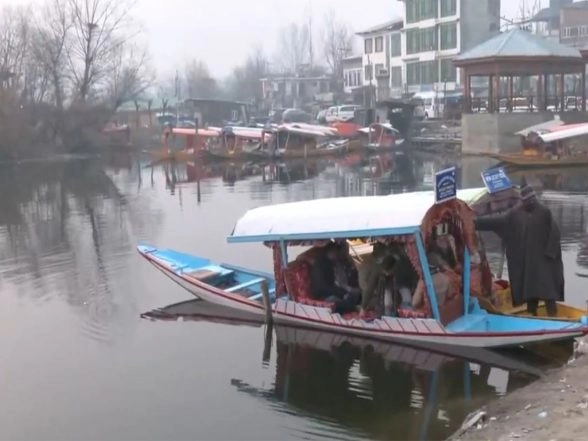India News | J-K: Tourists Brave Chilly Morning at Dal Lake Amid Cold Wave