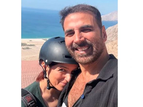 Entertainment News | Twinkle Khanna, Akshay Kumar Paraglides to Celebrate Their 25th Marriage Anniversary in Style