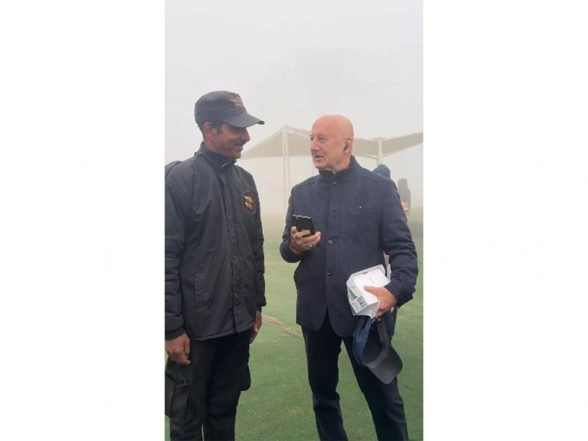 Entertainment News | Anupam Kher Wins Hearts by Gifting a Smartphone to Watchman on 'Khosla Ka Ghosla 2' Sets