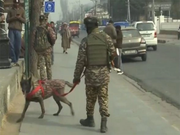 India News | J-K: CRPF Tightens Security Near Dal Lake Ahead of Republic Day