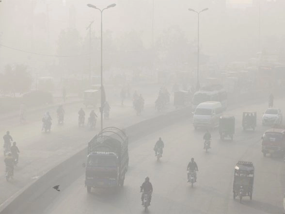 World News | Smog Chokes Pakistan's Punjab as Air Quality Slips to 'very Unhealty' Level