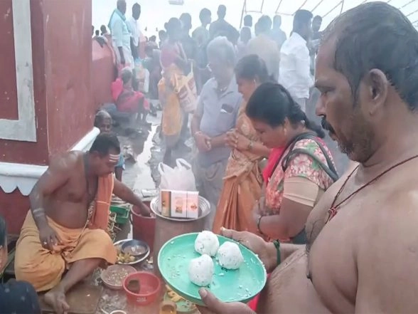 India News |  Tamil Nadu: Devotees Pay Tributes in Rameswaram's Agnitheertham Sea on 'Thai Amavasai'