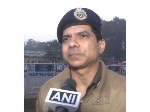 Sports News | Additional Commissioner Santosh Pandey Flags off Kolkata Police 'Safe Drive Save Life' Half Marathon 2026