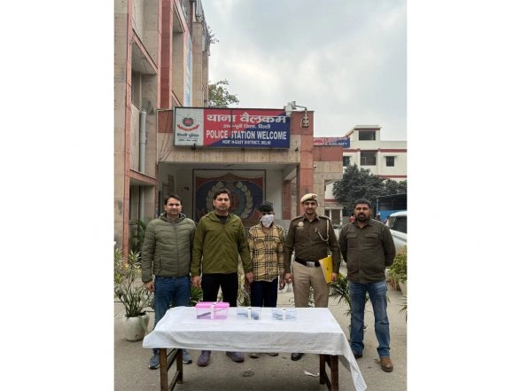 India News | Delhi Police Solve Two Robbery Cases; Two Detained, Including Juvenile