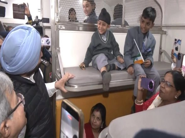 India News | Union Minister Ravneet Singh Bittu Interacts with School Students at the Amrit Bharat Express Train