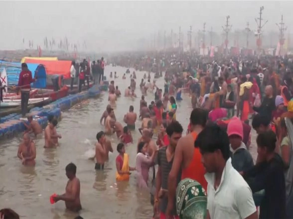 India News | Magh Mela: Devotees Continue to Arrive in Large Numbers to Take Holy Dip at Sangam