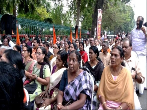 India News | Kerala: Sabarimala Karma Samithi Protest at Kerala Secretariat, Demanding a CBI Probe into the Sabarimala Gold Theft