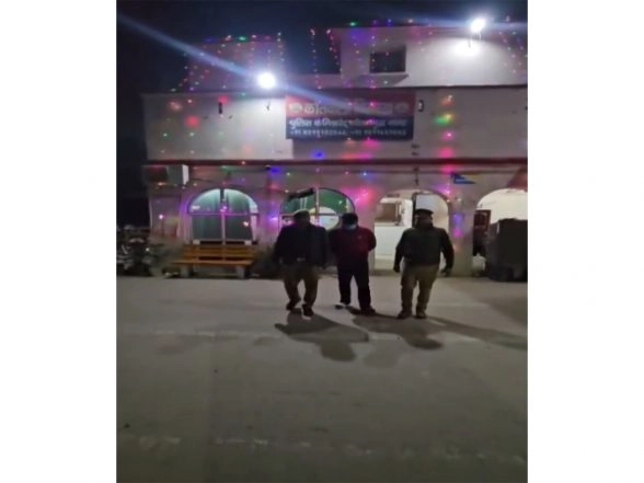 India News | Noida: Man Arrested in Relation to Year-old Viral Video Showing Child Sitting on Car's Bonnet