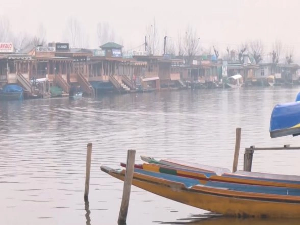 India News | J-K: Srinagar Records Minimum Temperature of -1°C; Tourists Embrace Cold Wave at Dal Lake