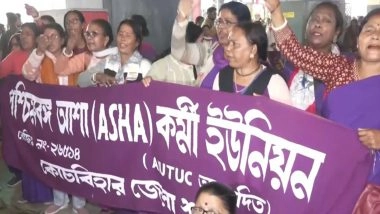 India News | West Bengal: ASHA Workers Protest at Sealdah Railway Station, Demanding a Salary Hike