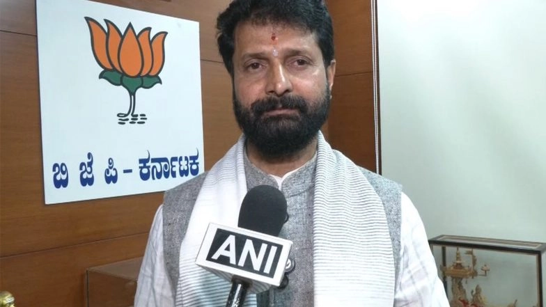 India News | Karnataka Congress Demands Action Against Udupi Dy Commissioner for Holding RSS Flag