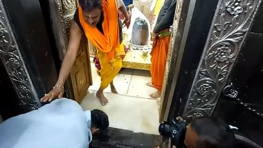 India News | MP: Actor Suniel Shetty Offers Prayers at Mahakaleshwar Temple in Ujjain for Success of Border 2 Film