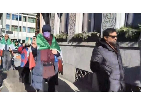 World News | Iranian Nationals Protest Outside World Economic Forum Venue in Davos