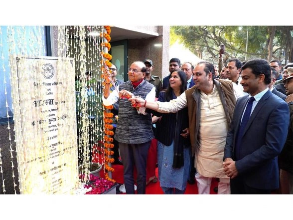 India News | Delhi: Lt Governor Vinai Kumar Saxena Inaugurates Column Fountains in Dwarka in a Boost to Urban Aesthetics