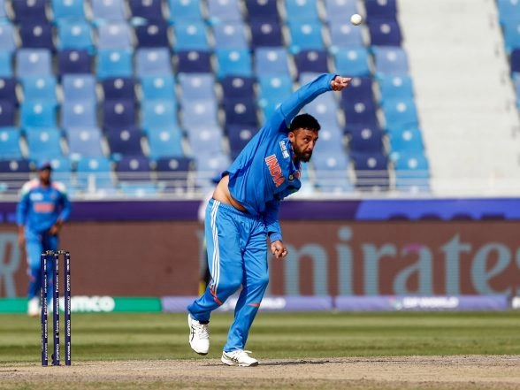 Sports News | Gavaskar Hails Varun Chakravarthy for His Positive Body Language Despite Leaking Runs During 1st NZ T20I
