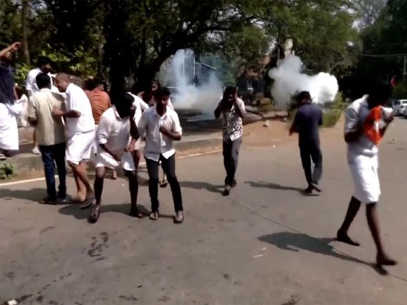India News | Police Use Tear Gas to Disperse Youth Congress Protestors over Sabarimala Gold Theft in Kerala