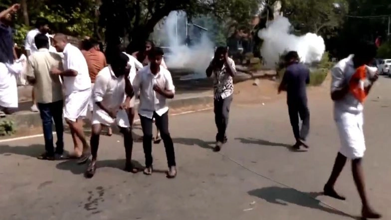 India News | Police Use Tear Gas to Disperse Youth Congress Protestors over Sabarimala Gold Theft in Kerala