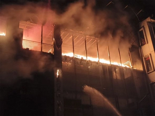 India News | Karnataka: Massive Fire Guts Top Floors of Sukhasagar Metro Mall in Hubballi; Goods Burnt to Ashes