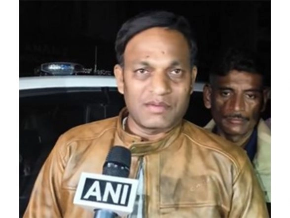 India News | Hubballi Fire: Police, Locals Suspect Short Circuit as Blaze Rages on Top Floors of Mall