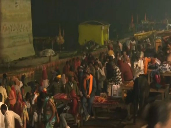 India News | UP: Devotees Take Holy Dip at Saryu Ghat Amid Chilly Weather on Basant Panchami