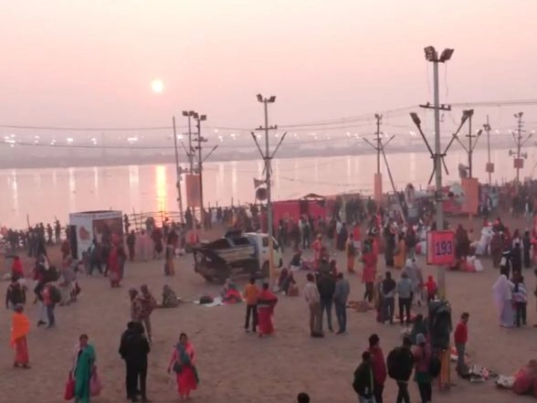 India News | Devotees Gather in Large Numbers at Sangam in Prayagraj to Take Holy Dip on Basant Panchami