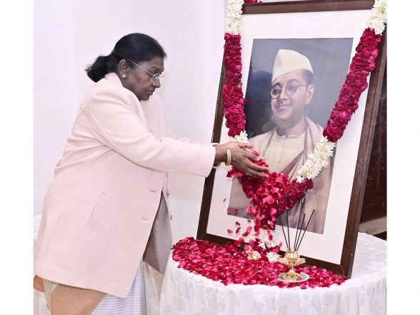 India News | President Murmu Pays Floral Tribute to Netaji Subhas Chandra Bose on His 129th Birth Anniversary
