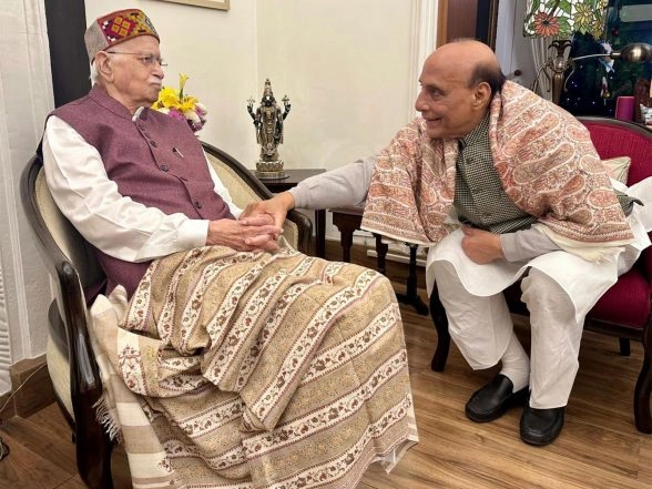India News | Delhi: Rajnath Singh Meets Veteran BJP Leader LK Advani, Wishes Him Good Health