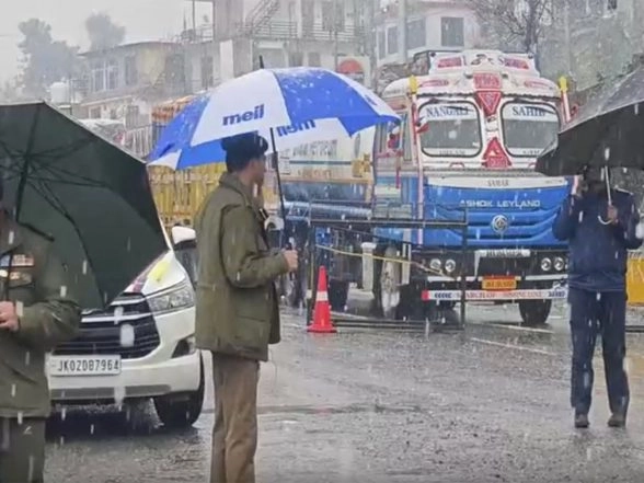 India News | J-K: NH44 Remains Closed for Second Day; Snowfall Paralyses Life in Jammu Hill Resorts