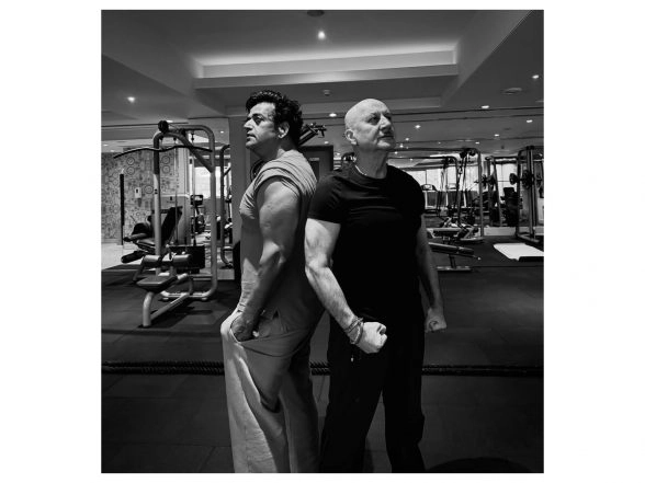 Entertainment News | Anupam Kher's Latest Gym Session Proves Age is Just a Number as He Flaunts Muscles with 'Khosla Ka Ghosla' Co-star Ravi Kishan