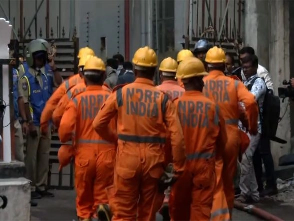 India News | NDRF Joins Rescue Operation in Furniture Godown Fire in Hyderabad's Nampally