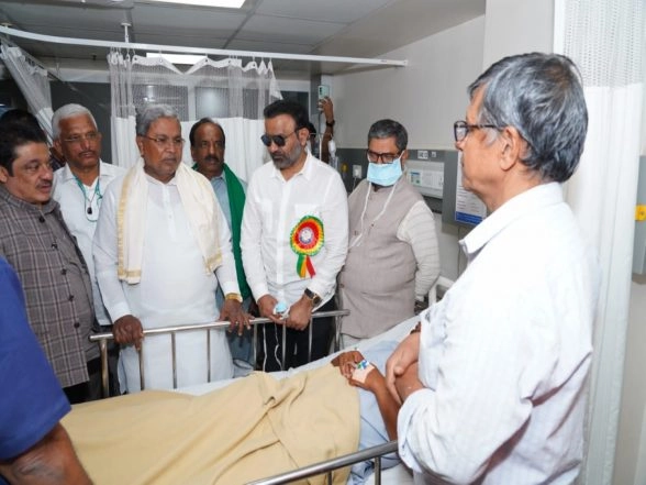 India News | Karnataka CM Siddaramaiah Visits Injured After Cutout Collapses During Event Preparations in Hubballi