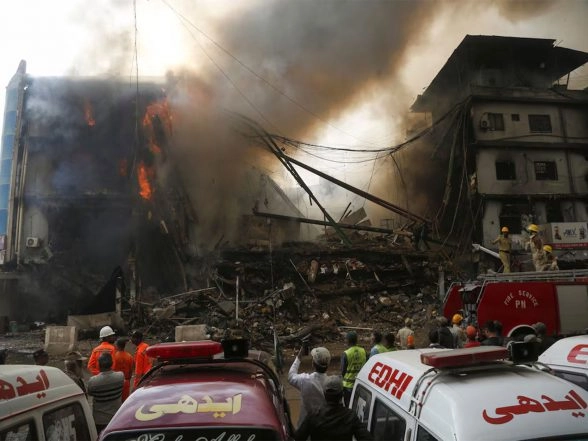 World News | Pak: At Least Three Killed in Gulberg Hotel Fire in Lahore