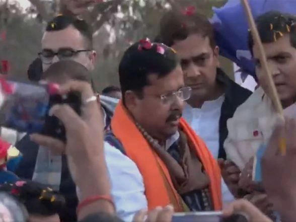 India News | BJP National President Heading to Mathura for Banke Bihari Temple Visit, Gets Rousing Welcome on Arrival in Noida