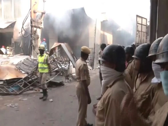 India News | Telangana: 3 Dead, Rescue Operations Underway After Nampally Furniture Godown Fire in Hyderabad