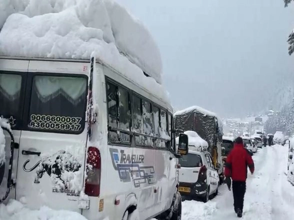 India News | Life in Manali Paralyzed by Snow in Manali, Tourists Stranded on National Highway