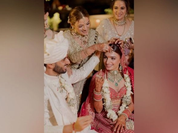 Entertainment News | Singer Prakriti Kakar Shares Mesmerising Pictures from Her Wedding with Beau Vinay Anand