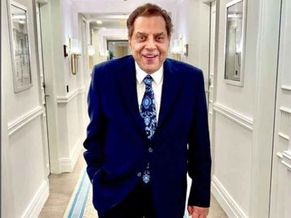Entertainment News | Padma Awards: 'He-Man' of Bollywood Dharmendra Honoured with Padma Vibhushan