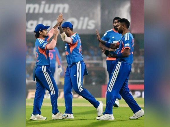 Sports News | Third T20I: Abhishek Sharma, Suryakumar Yadav Power Team India to Eight-wicket Win Against New Zealand