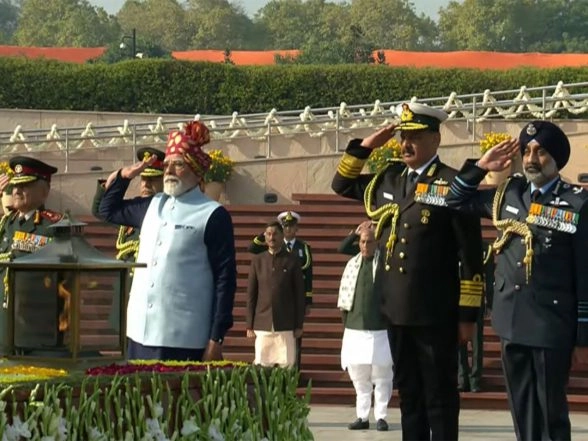 India News | Republic Day 2026: PM Modi Lays Wreath at National War Memorial, Pays Tribute to Bravehearts' Supreme Sacrifice