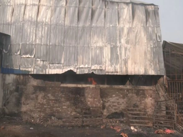 India News | West Bengal: Fire Breaks out at Manufacturing Unit in Kolkata's Anandapur Area