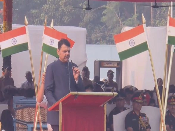 India News | Maharashtra CM Devendra Fadnavis Unfurls the National Flag During 77th Republic Day Celebrations in Mumbai