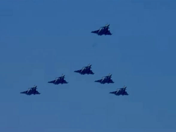 India News | Indian Air Force's Rafale, Sukhoi Light Up Sky with Skilled Maneuvers over Kartvaya Path